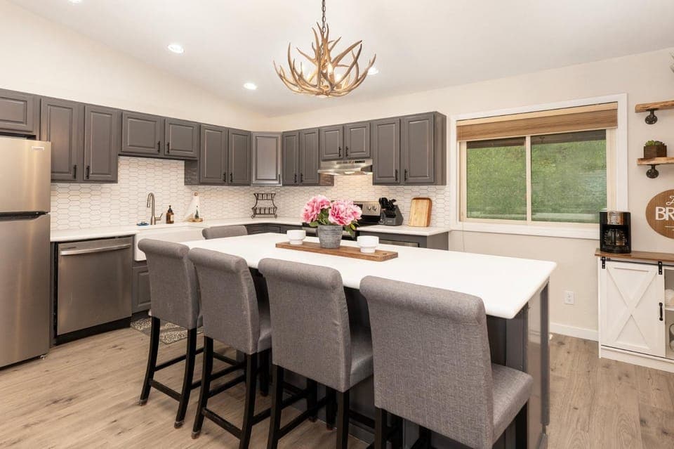 Pet Friendly, 4 Bedrooms Plus Game Room, Easy Walk to Lake Granby & Beacon Landing Marina House in Rocky Mountain National Park