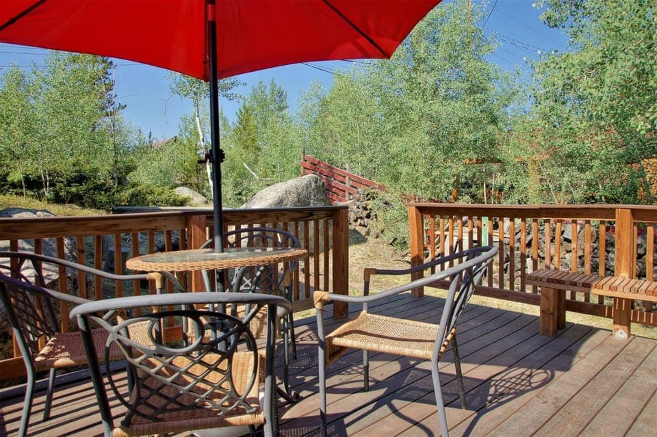 Great Deck with Gas Grill, Outdoor Firepit, 2 Blocks From Main Street House in Grand Lake