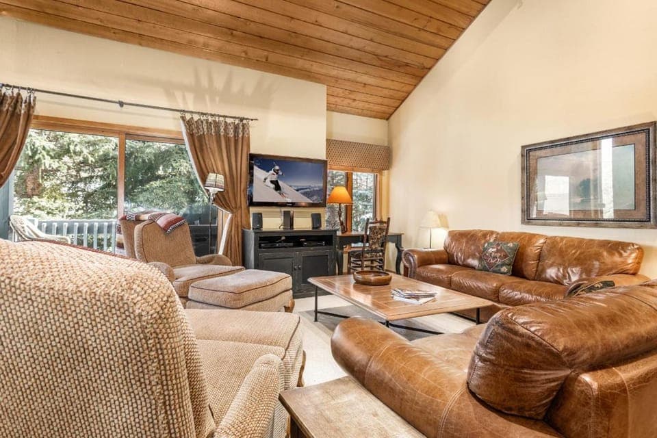 Outdoor Pool and Hot Tub, Steps From Hiking & Biking, On Call Shuttle Apartment in Avon