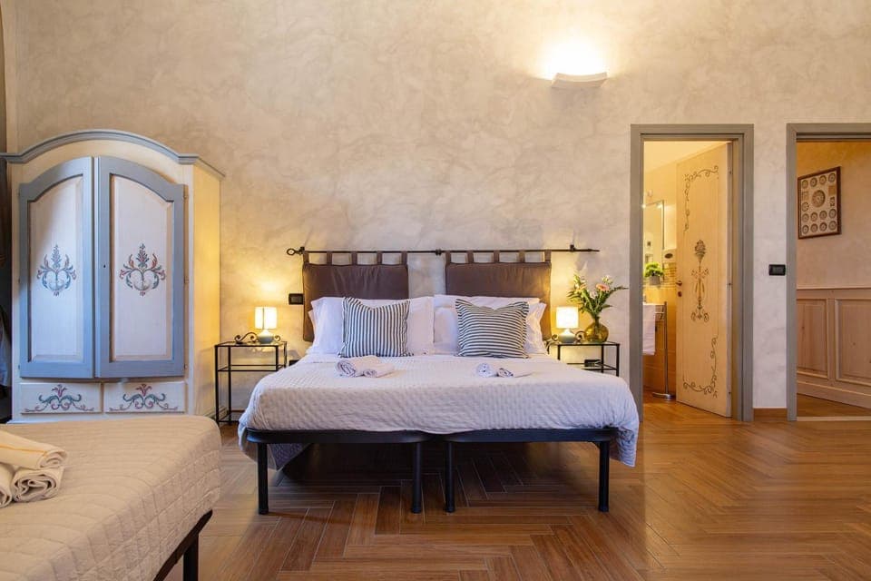 Bed, Photo of the whole room, Bedroom, towels