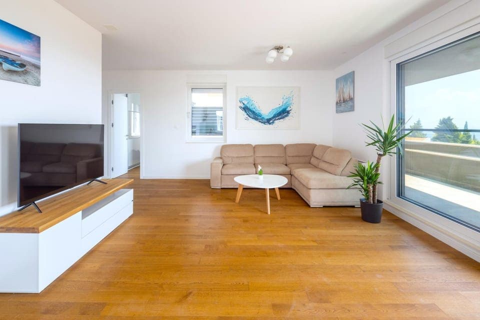 Communal lounge/ TV room, TV and multimedia, Living room, Seating area, Evening entertainment