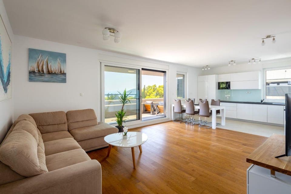 TV and multimedia, Living room, Seating area, Dining area