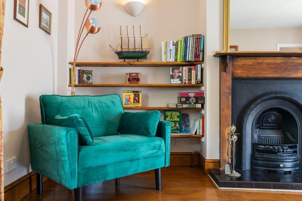 Library, Living room, Seating area