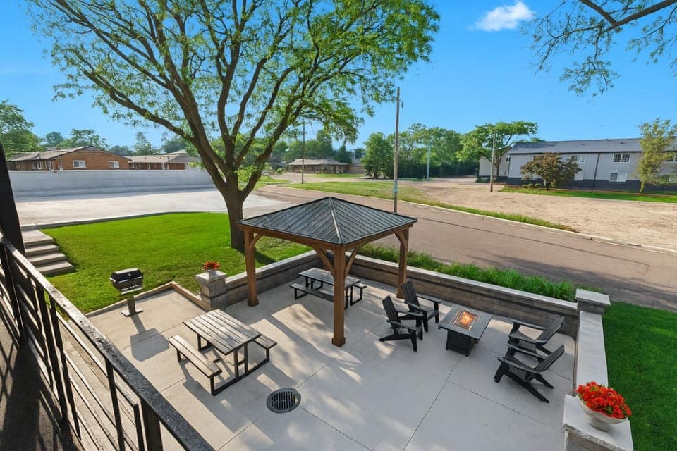 Bright & Spacious Flat Near the Heart of Royal Oak Apartment in Royal Oak