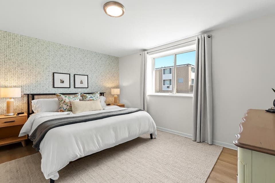 Bright & Spacious Flat Near the Heart of Royal Oak Apartment in Royal Oak