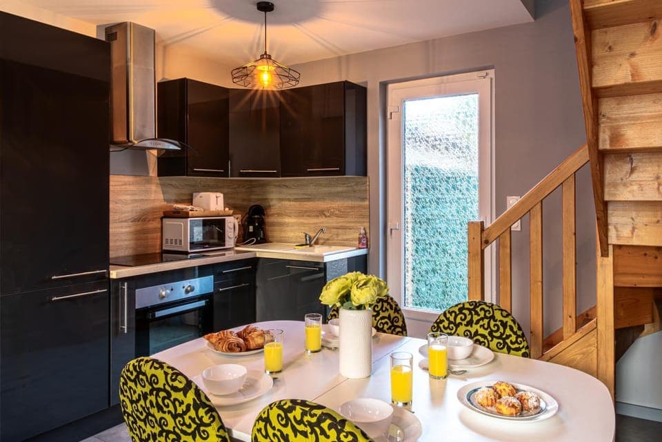 Coffee/tea facilities, Dining area, stove, toaster