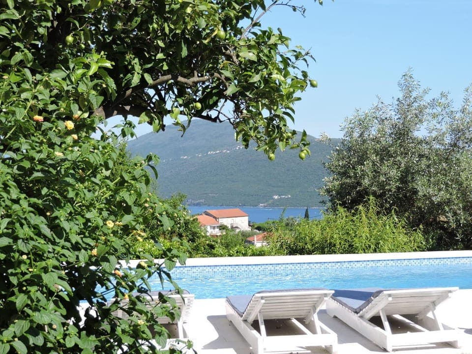 Sea view, Swimming pool, sunbed