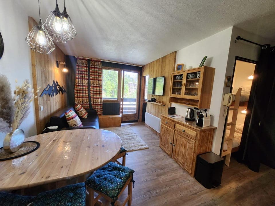 Coffee/tea facilities, Living room, Seating area, Dining area