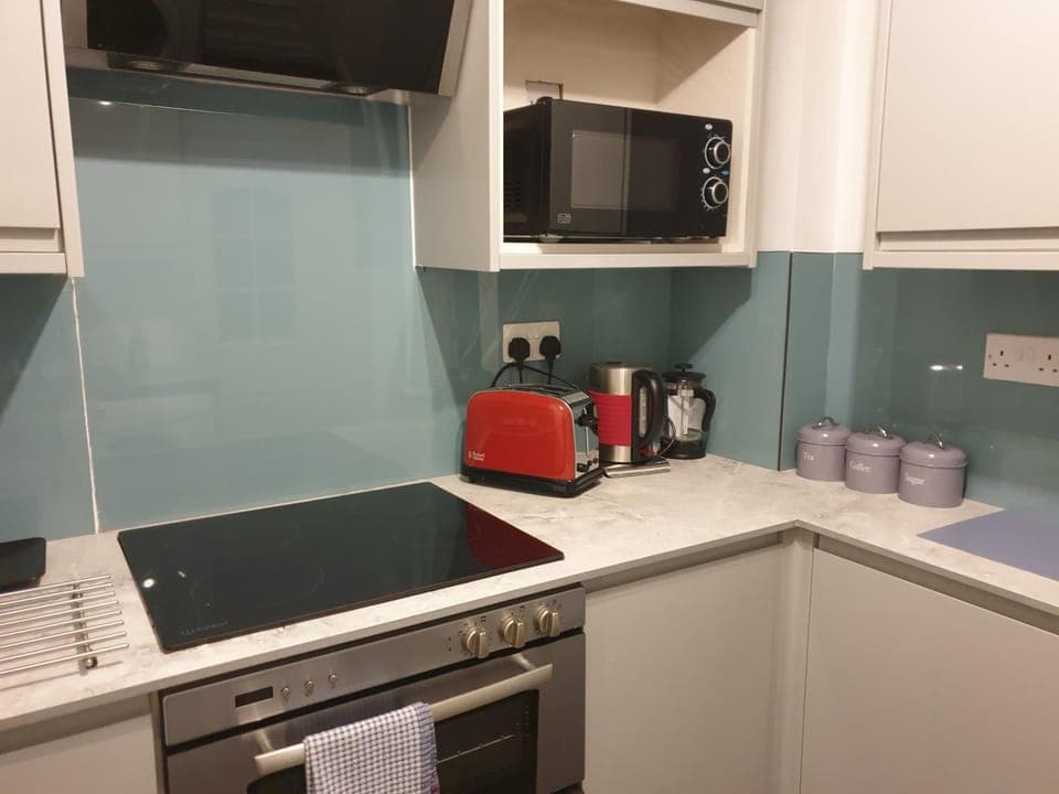 Coffee/tea facilities, Kitchen or kitchenette, oven, stove, toaster, washing machine