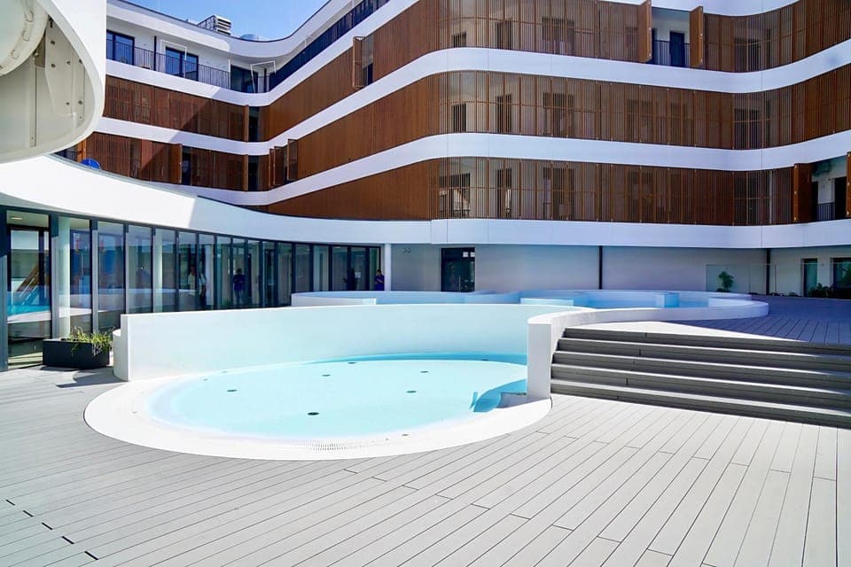 Property building, Swimming pool, sunbed