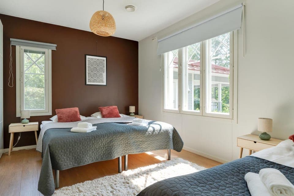 Bed, Bedroom, towels