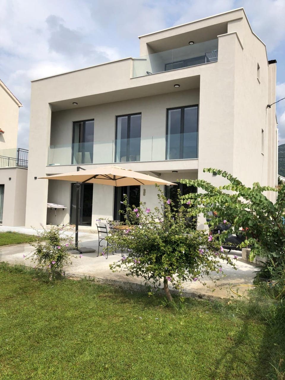 Property building, Garden, Balcony/Terrace