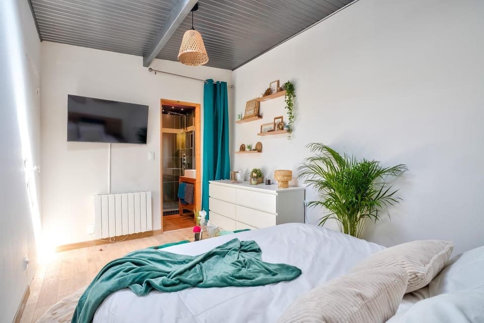 Bed, TV and multimedia, Bedroom, wardrobe