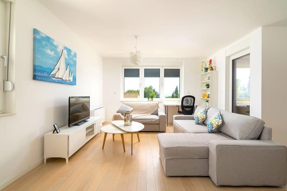 Communal lounge/ TV room, TV and multimedia, Living room, Seating area, Evening entertainment