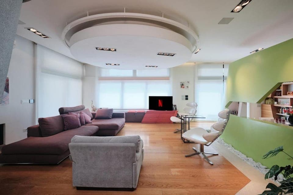 Communal lounge/ TV room, TV and multimedia, Living room, Seating area, Evening entertainment