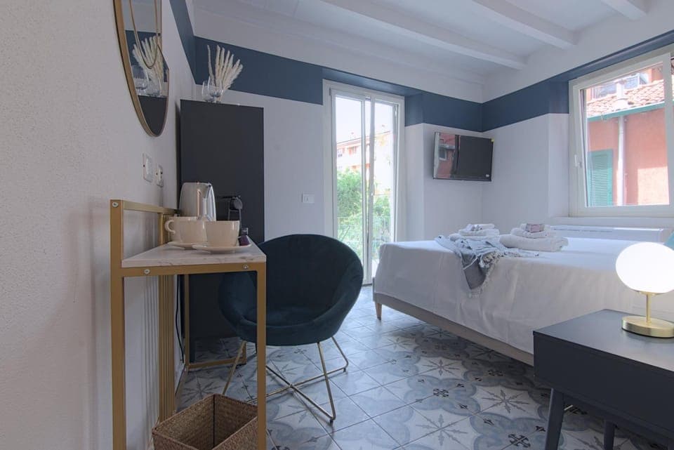 Bed, TV and multimedia, Photo of the whole room, Dining area, Bedroom, towels