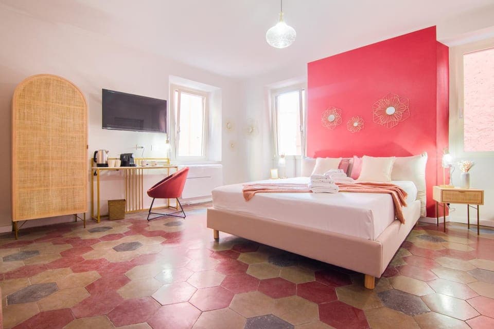 Bed, TV and multimedia, Photo of the whole room, Seating area, Bedroom