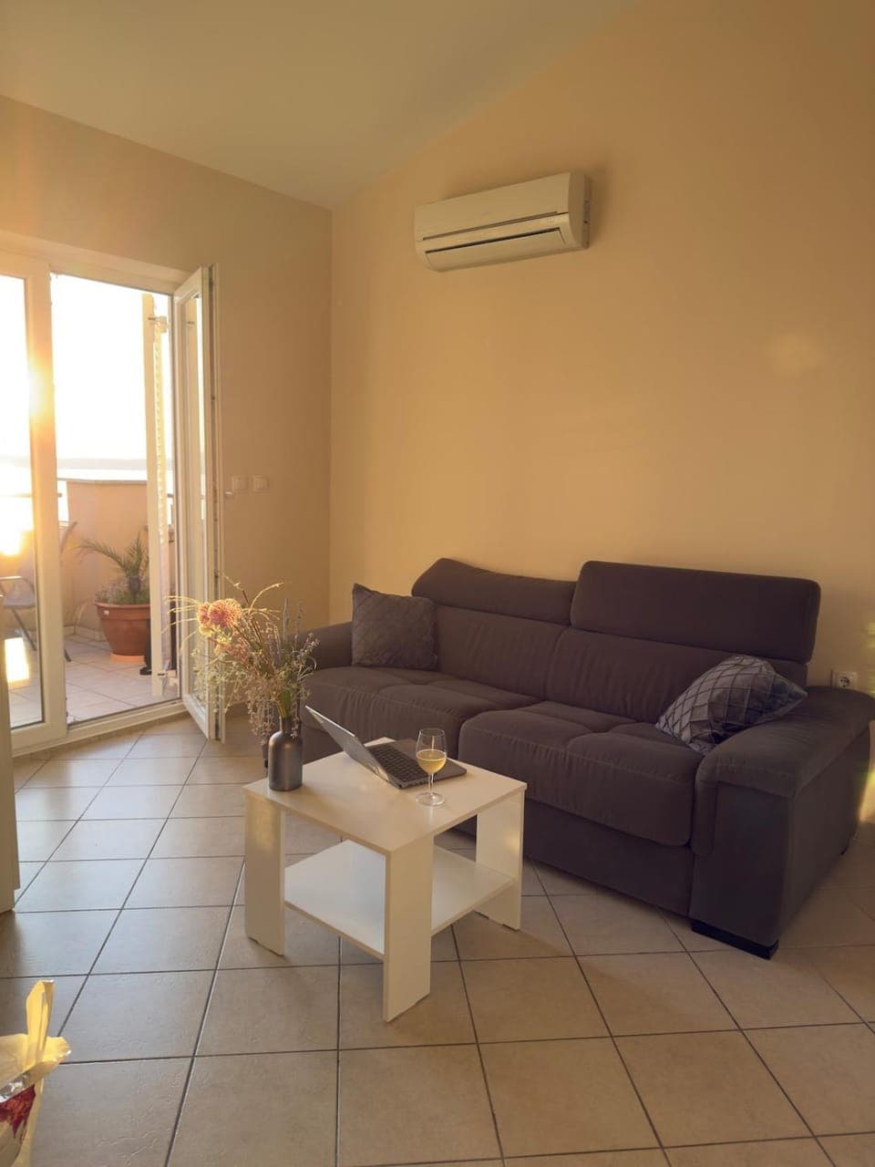 Living room, air conditioner