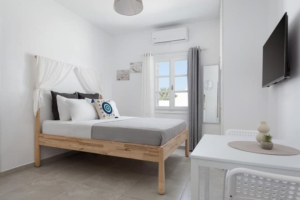 Bed, TV and multimedia, Bedroom