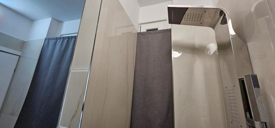 Hot Tub, TV and multimedia, Coffee/tea facilities, Decorative detail, Bedroom, internet, safe, elevator, air conditioner