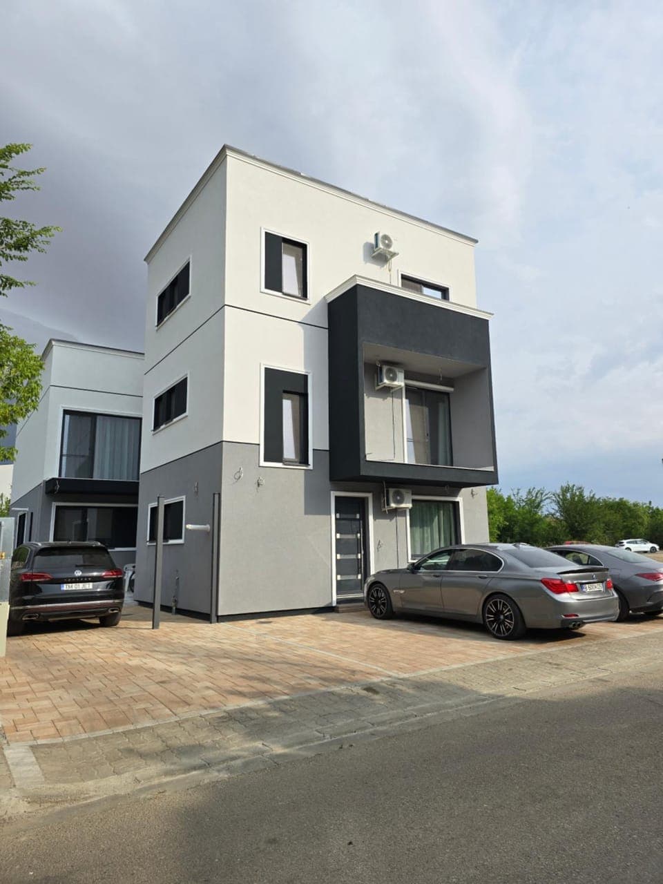 Property building, Day, Parking