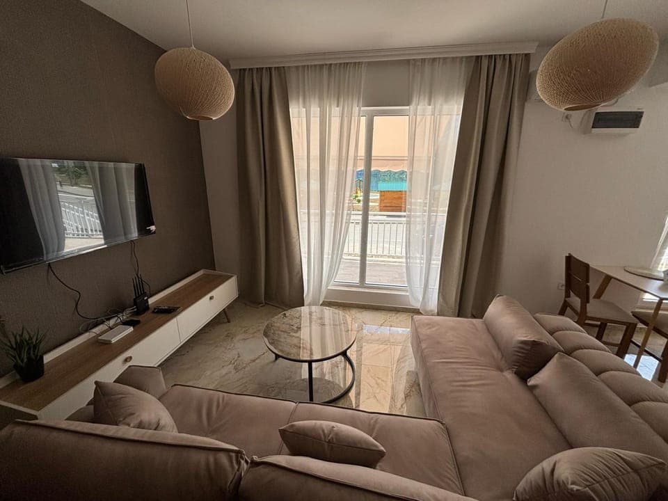 Communal lounge/ TV room, TV and multimedia, Living room, Seating area, Evening entertainment, air conditioner