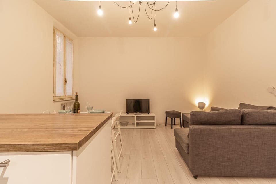 TV and multimedia, Living room, Seating area, Dining area