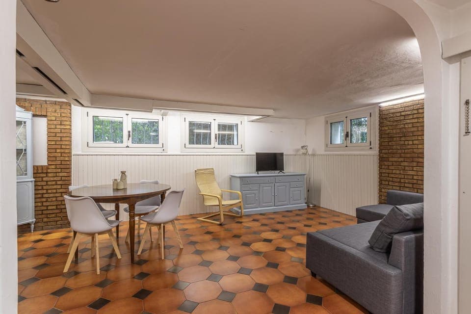 TV and multimedia, Living room, Seating area, Dining area