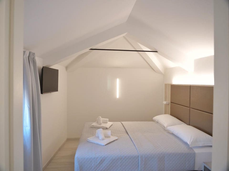 Bed, TV and multimedia, Photo of the whole room, Bedroom, furniture, internet, towels