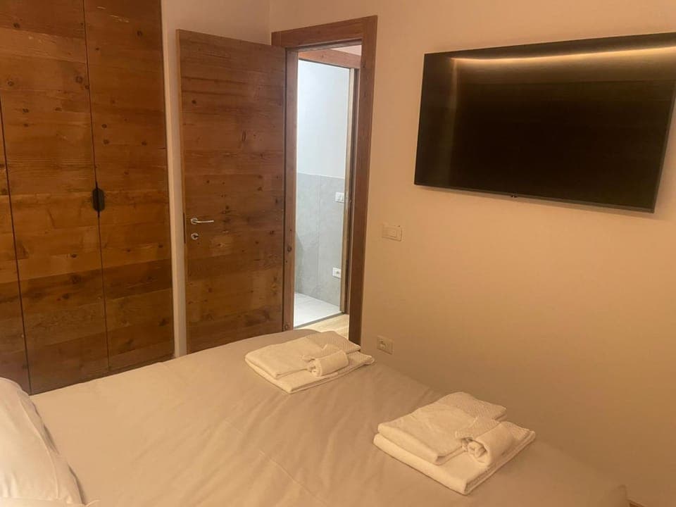 Bed, TV and multimedia, Photo of the whole room, Bedroom, towels