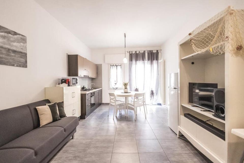 Communal lounge/ TV room, TV and multimedia, Kitchen or kitchenette, Living room, Seating area, Dining area, Evening entertainment