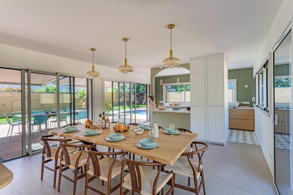 Seating area, Dining area