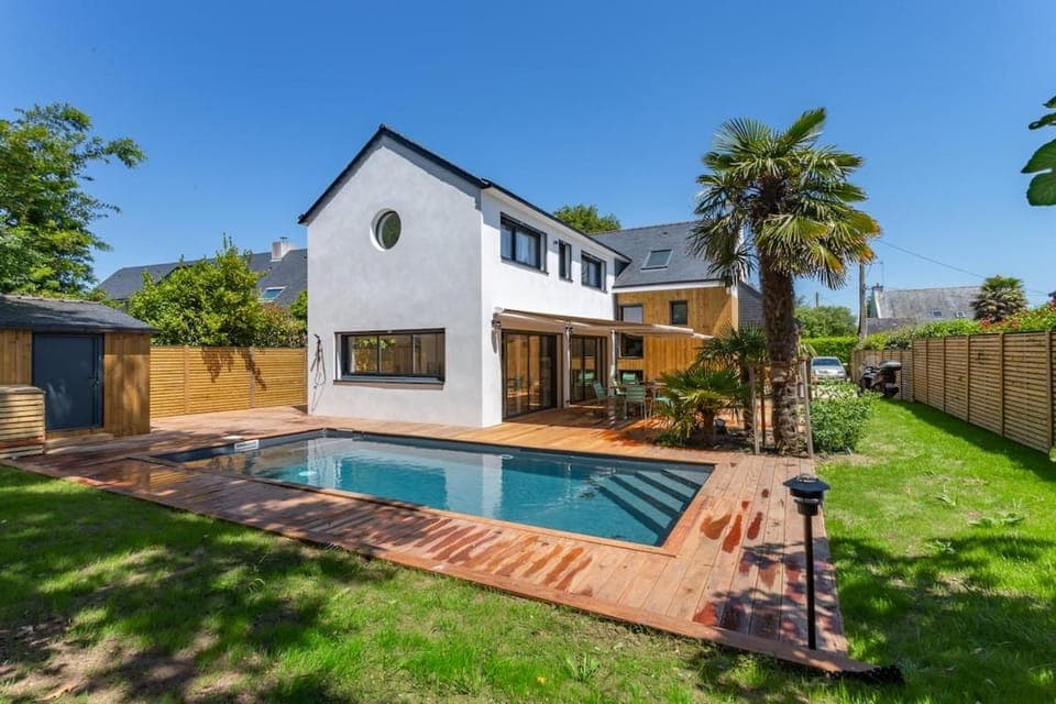 Patio, Spring, Day, BBQ facilities, Garden, Garden view, Pool view, Swimming pool, sunbed