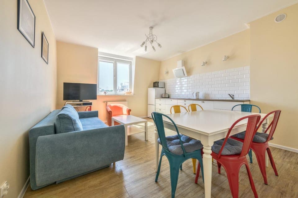 TV and multimedia, Kitchen or kitchenette, Living room, Seating area, Dining area