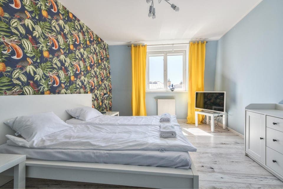 Bed, TV and multimedia, Bedroom, towels