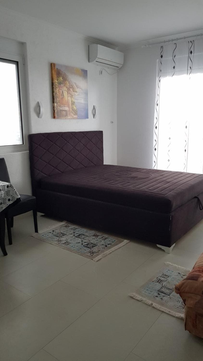 Bed, Seating area, Bedroom, air conditioner