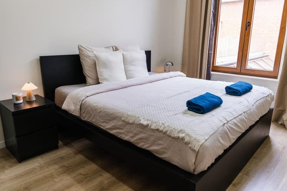 Bed, Bedroom, towels