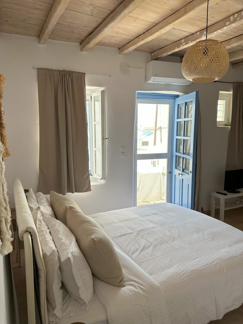 Bed, TV and multimedia, Photo of the whole room, Bedroom