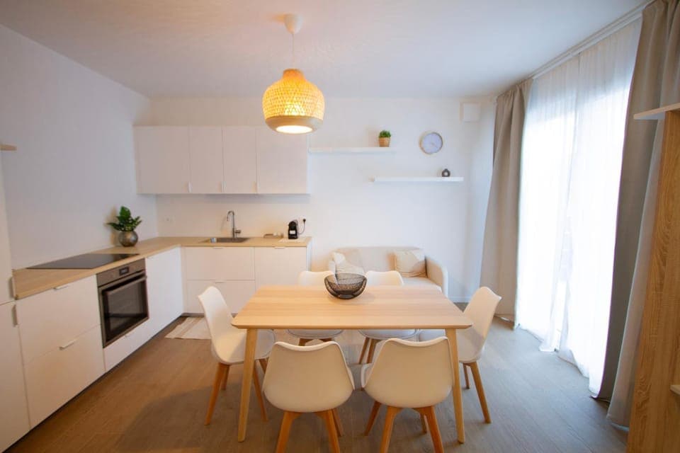 Kitchen or kitchenette, Dining area