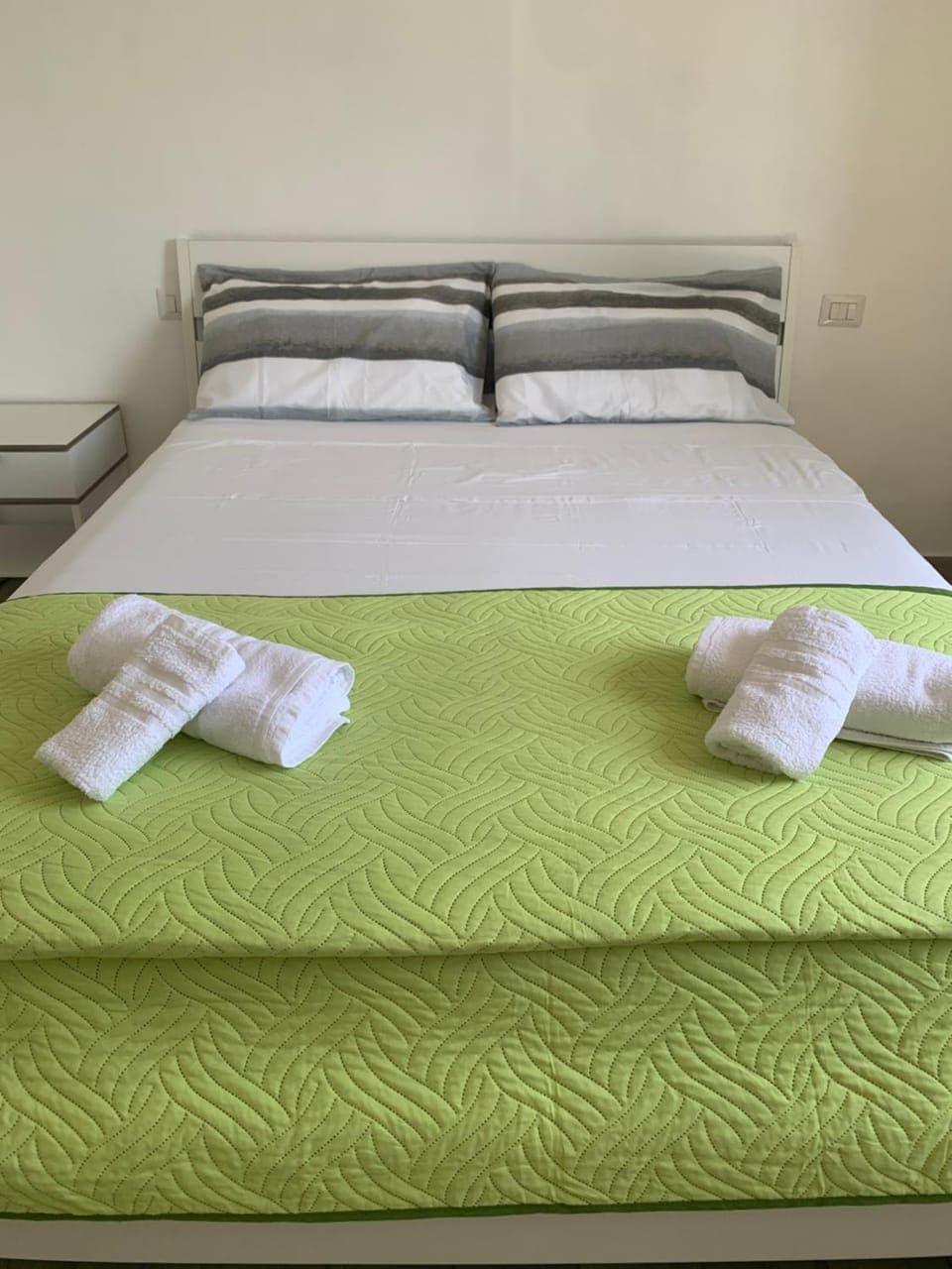 Bed, Photo of the whole room, Bedroom, towels