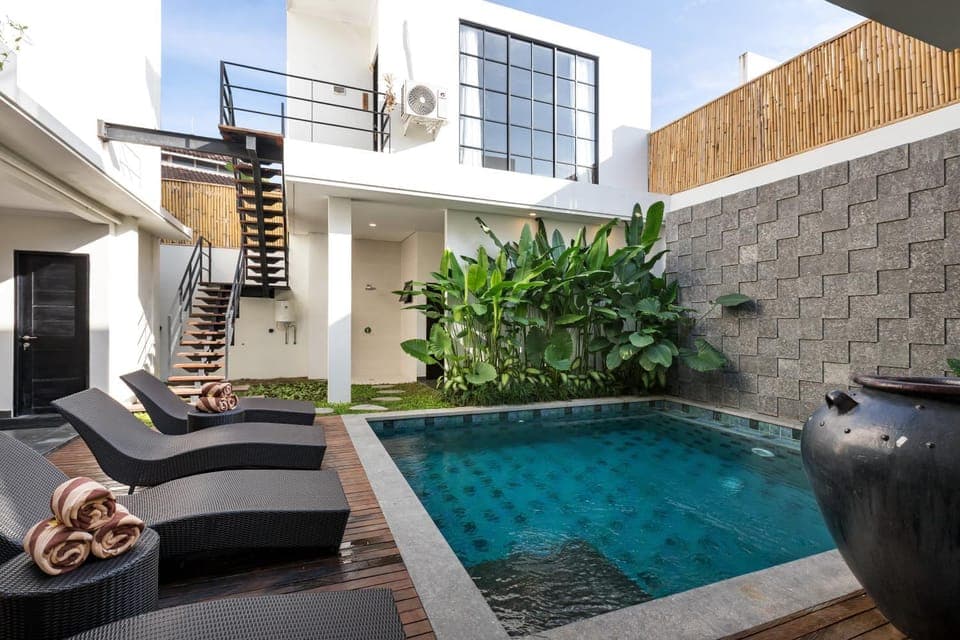 Pool view, Swimming pool, sunbed