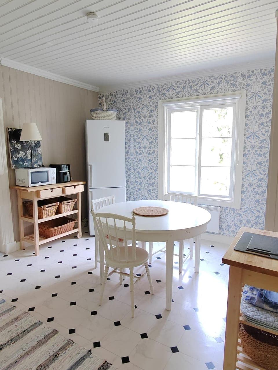 Kitchen or kitchenette, Dining area, stove