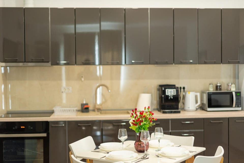 Coffee/tea facilities, Kitchen or kitchenette, oven, stove