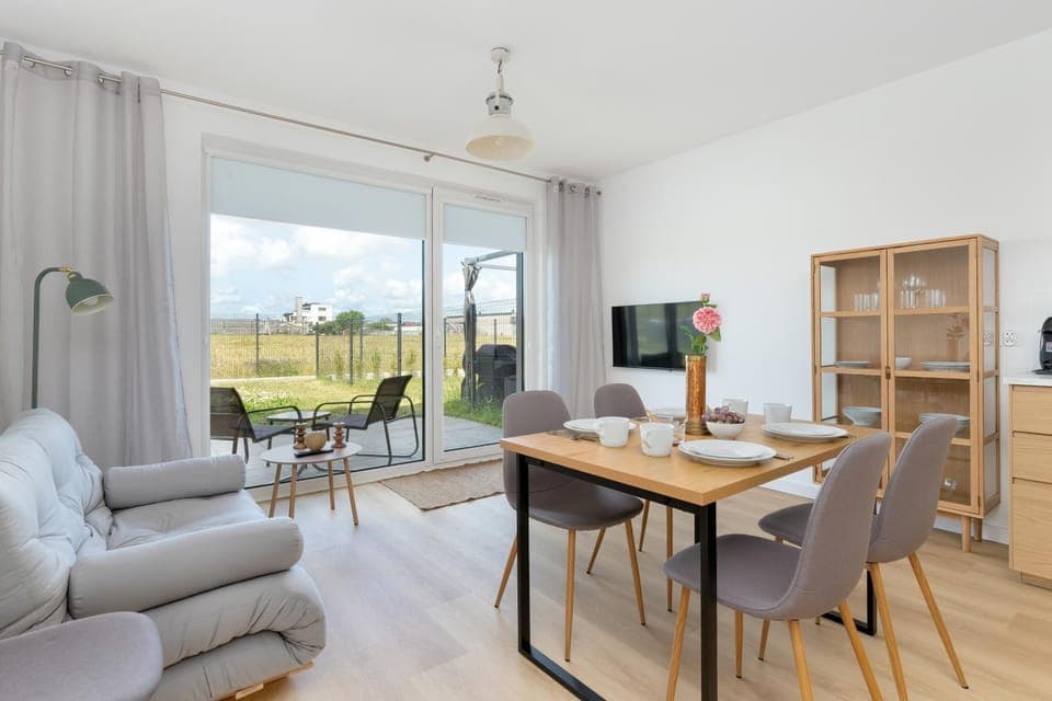 TV and multimedia, Living room, Seating area, Dining area