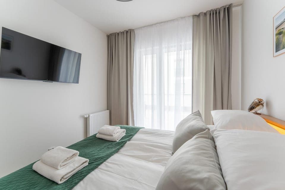 Bed, TV and multimedia, Bedroom, towels