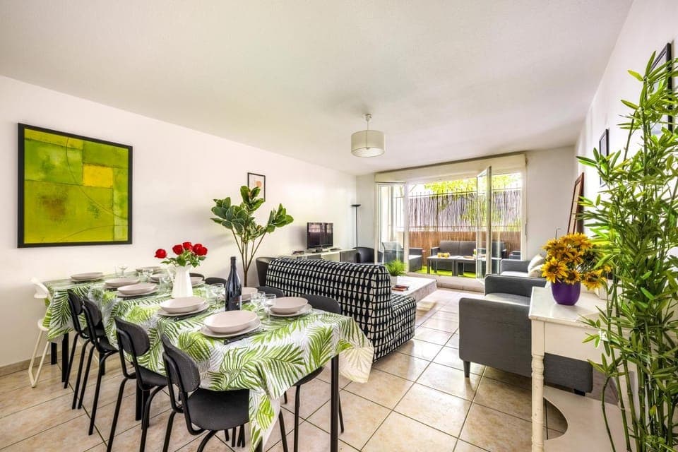 Communal lounge/ TV room, Living room, Seating area, Dining area