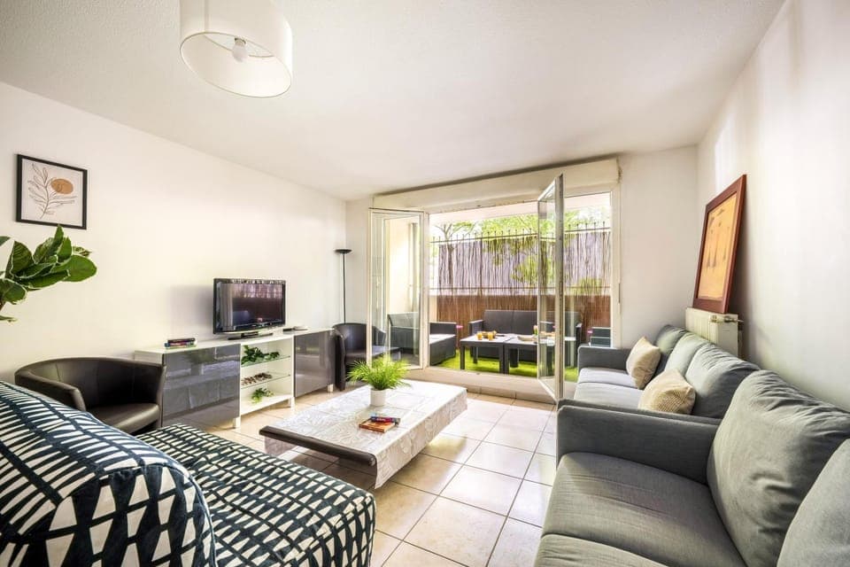 Communal lounge/ TV room, TV and multimedia, Living room, Seating area