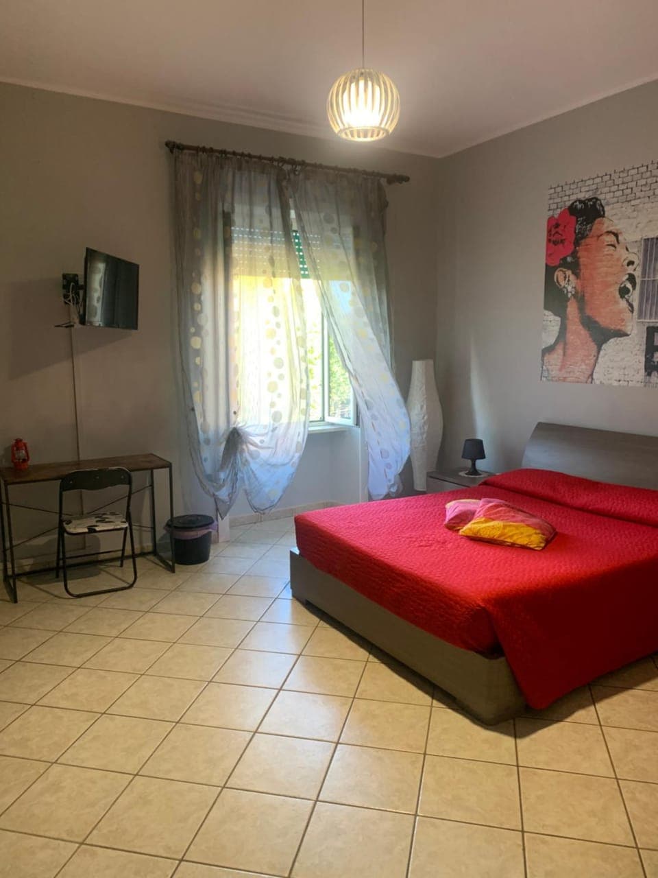 Bed, TV and multimedia, Photo of the whole room, Bedroom