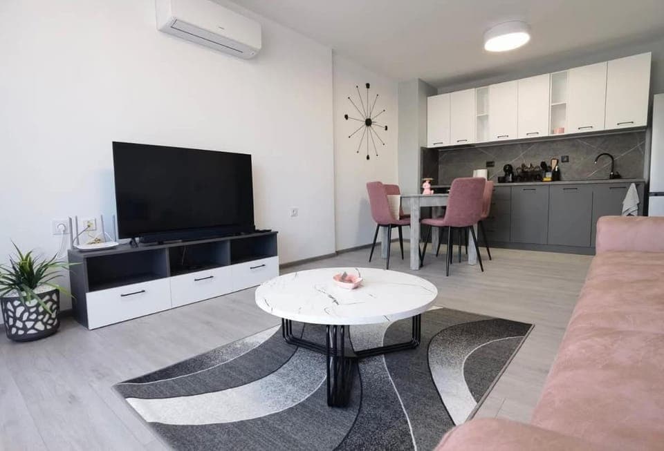 Communal lounge/ TV room, Kitchen or kitchenette, Dining area