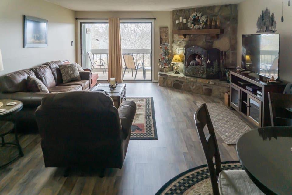 1 Mi to Dtwn Pigeon Forge! Mtn-View Gem w/ Balcony House in Pigeon Forge